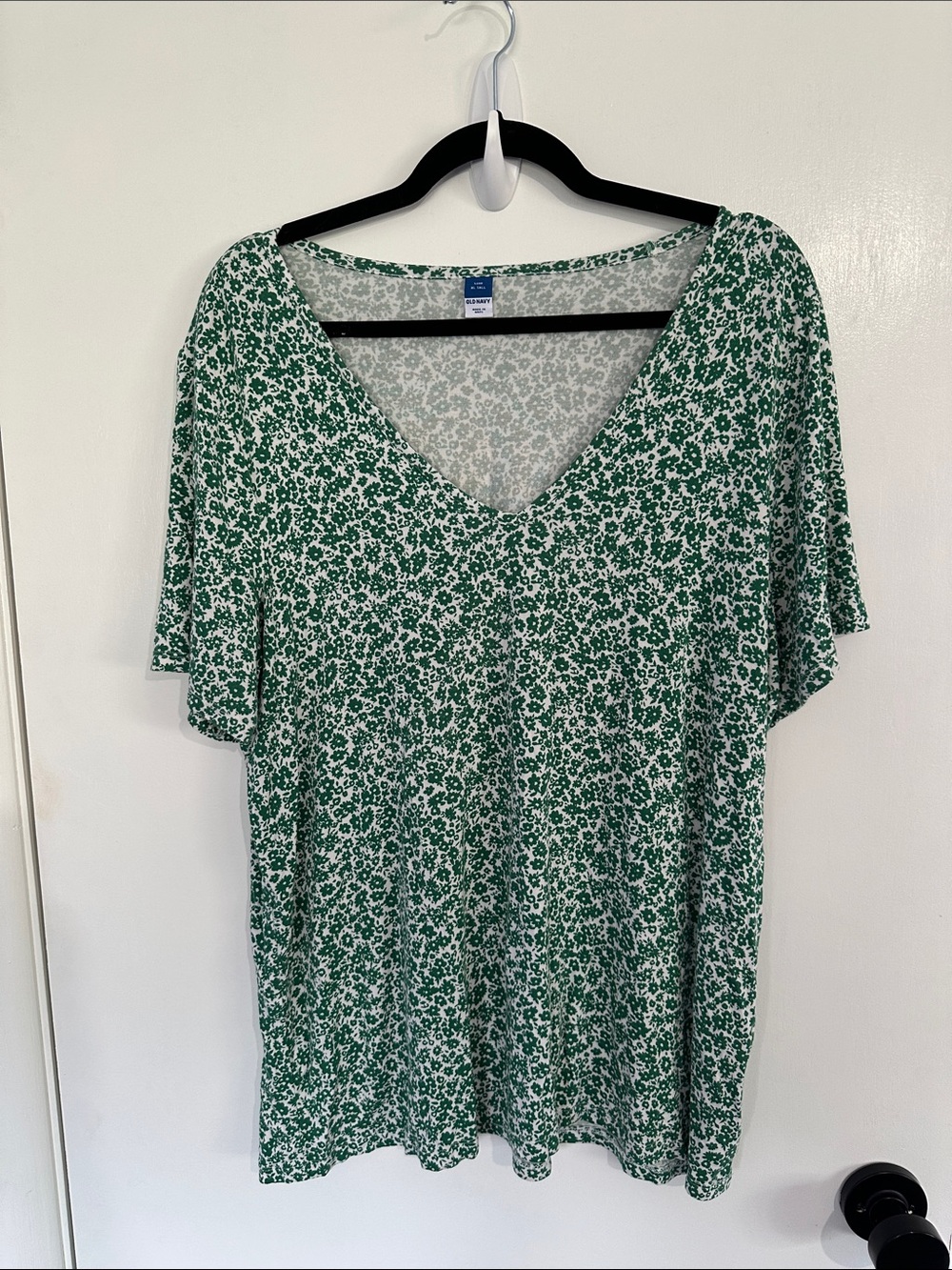 Old Navy White and Green Floral V-Neck Short Sleeve Tee in XL Tall.